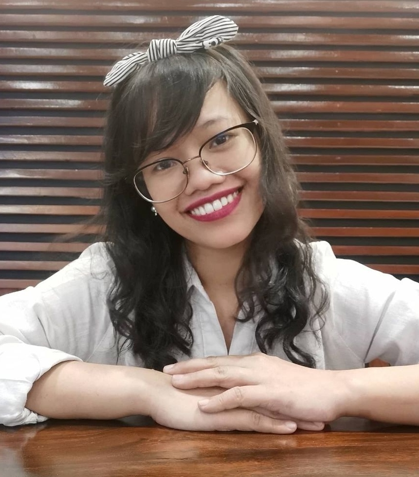 headshot - Anna Oliva